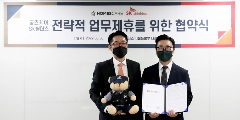 (왼쪽) SK쉴더스 Parking영업그룹 그룹장 한만준, (오른쪽) 홈즈케어 통합관리본부 상무 이진욱 / 사진제공=홈즈케어