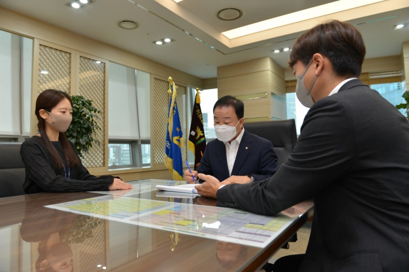 최문섭 대표이사(가운데)가 '무배당 NH맘대로골라보장보험'에 1호로 가입하고 있다./사진=NH농협손해보험