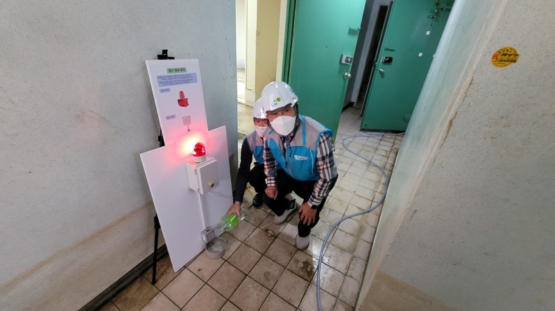 LH 관계자가 2일 서울 관악구에 위치한 반지하 매입임대주택 침수 피해 현장을 점검하는 모습. /사진제공=LH