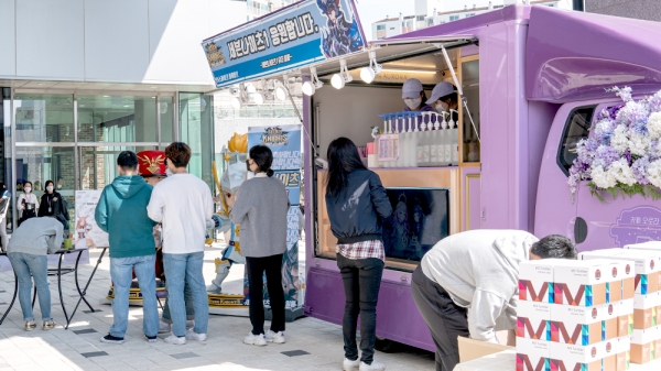 지난해 세븐나이츠 이용자들이 넷마블에 보낸 커피트럭. 사진=넷마블
