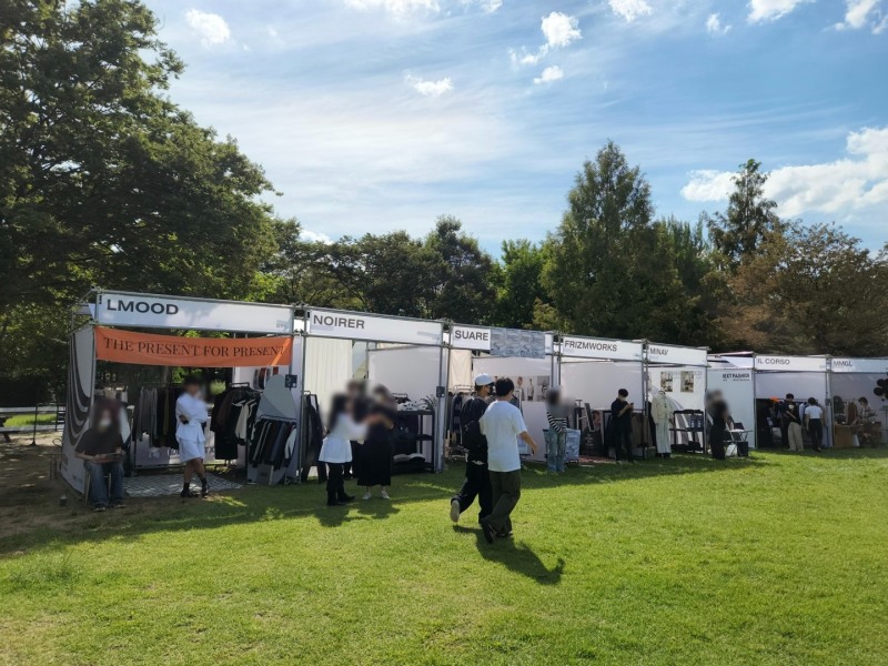 패션 로드를 중심으로 왼쪽에는 무신사에 입점한 신진 디자이너 브랜드가 있었다./사진=나선혜기자