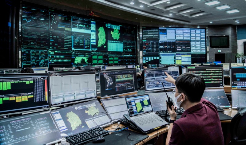 SKT와 SK오앤에스 구성원들이 SKT 분당사옥에 있는 네트워크 관리 센터에서 서비스를 운용하는 모습. 사진=SK텔레콤.