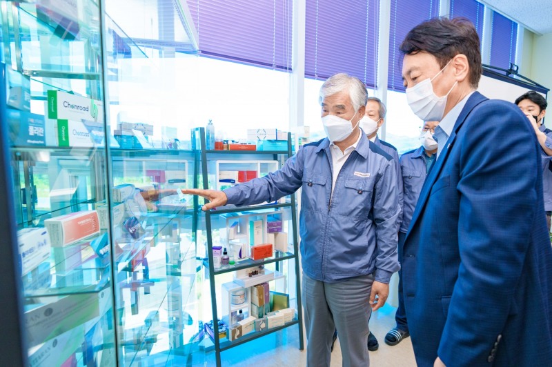 권준학 NH농협은행장(우측)이 강원도 원주시 소재 비알팜을 방문해 김석순 비알팜 대표이사(좌측)의 제품 설명을 듣고 있다. / 사진제공=농협은행