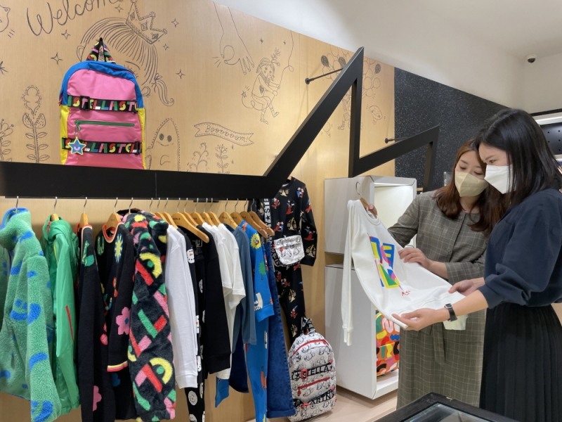 아이 옷을 고르는 고객./ 사진제공 = 신세계