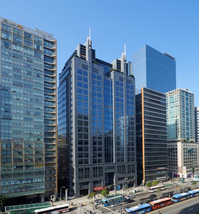 코람코더원리츠에 신규 편입 예정인 강남역 에이플러스에셋타워 전경 / 사진제공=코람코자산신탁