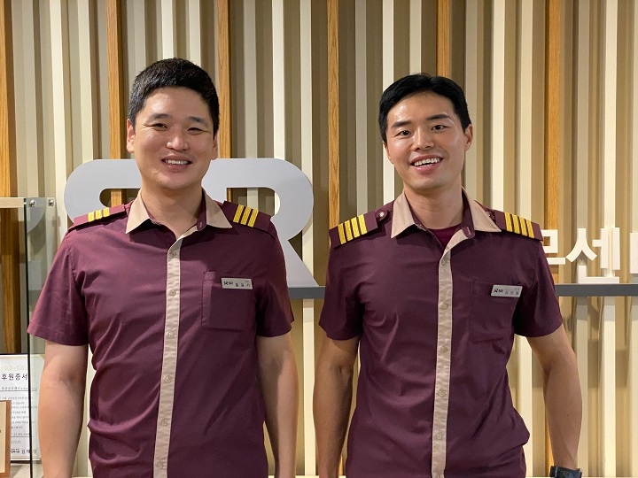 SR 김정철 기장(왼쪽), 홍윤기 객실장./사진제공=SR