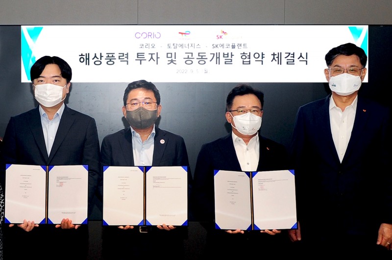 박경일 SK에코플랜트 사장(왼쪽 세번째), 이왕재 SK에코플랜트 에코에너지BU 대표(왼쪽 네번째), 최우진 코리오 제너레이션 한국 대표(왼쪽 첫번째), 신정원 토탈에너지스 한국총괄대표(왼쪽 두번째)가 협약식을 마치고 기념촬영을 하고 있는 모습. / 사진제공=SK에코플랜트