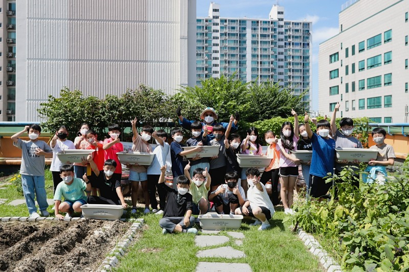 우리금융그룹이 업사이클링으로 재탄생된 화분을 학교 교실 숲 조성에 활용할 수 있도록 전국 35개 초등학교에 기부했다. / 사진제공=우리금융