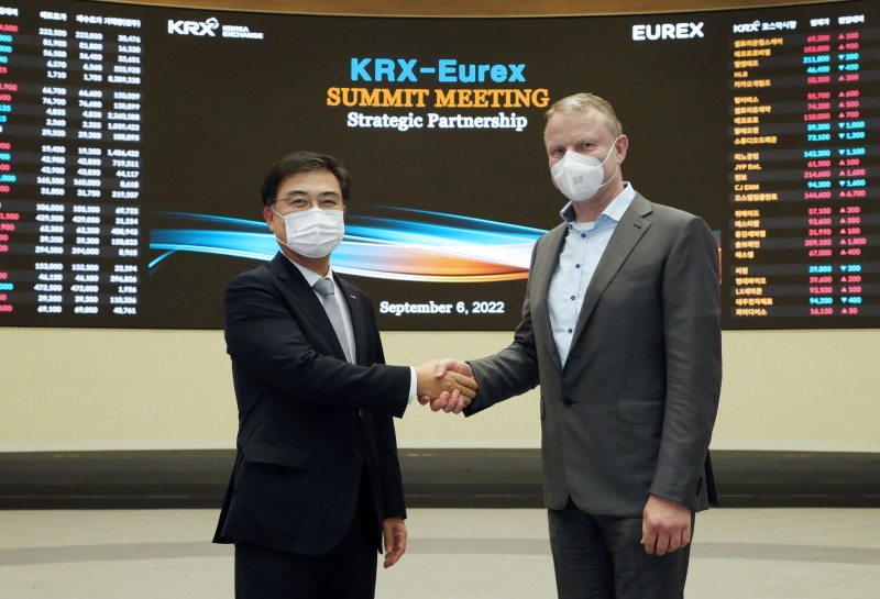 손병두 한국거래소(KRX) 이사장(왼쪽)은 6일 오후 서울사옥에서 마이클 피터스(Michael Peters) 유렉스(EUREX) CEO(오른쪽)를 만나 향후 양 거래소의 협력사업에 관해 논의했다. / 자료제공= 한국거래소(2022.09.06)
