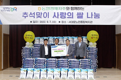 ▲ 왼쪽 두 번째 염기동 소매유통본부장.