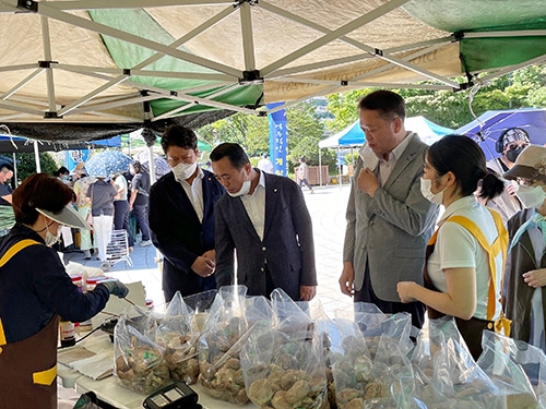 ▲ 계양농협 이병권 조합장(왼쪽 두 번째), 인천광역시농업기술센터 조영덕 소장(왼쪽 세 번째), 농협인천지역본부 경제지원단 안정찬 단장(왼쪽 첫 번째)