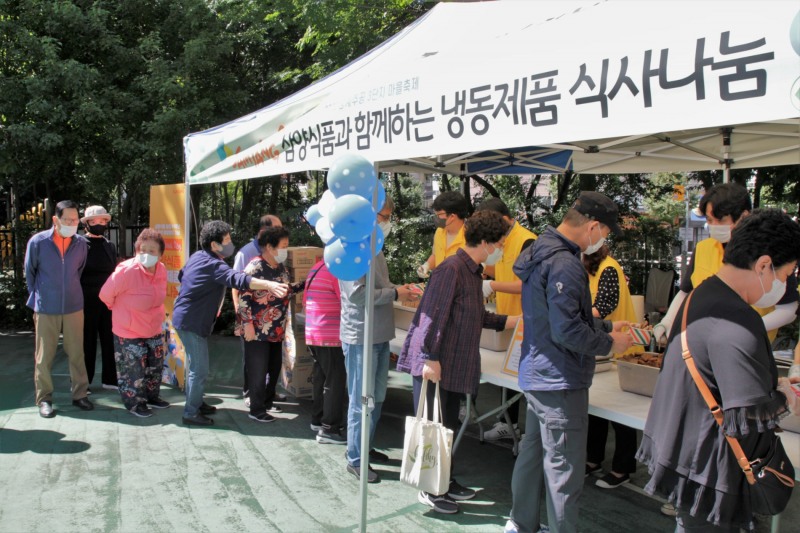 지난 7일 삼양식품 임직원들이 서울시 노원구 소재 중계종합사회복지관에서 식사 나눔 봉사활동을 하고 있다./ 사진제공 = 삼양식품