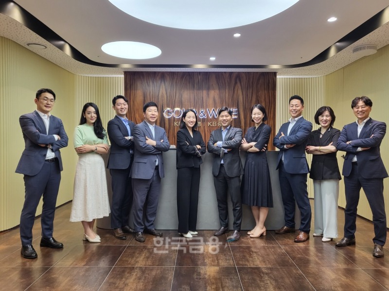 서울시 강남구 테헤란로 강남파이낸스센터 21층에 있는 KB증권(대표 김성현‧박정림) ‘강남스타PB센터’ 김태우 센터장(오른쪽 끝)과 직원들./사진=임지윤 기자