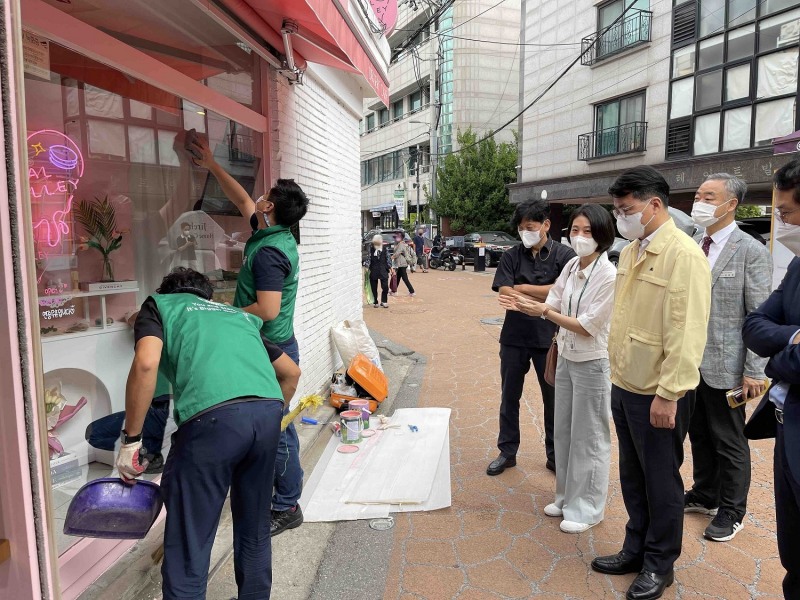 조주현 중기부 차관(오른쪽 세번째)이 스타벅스의 소상공인 카페 복구 지원 현장을 방문했다./사진제공=스타벅스커피코리아