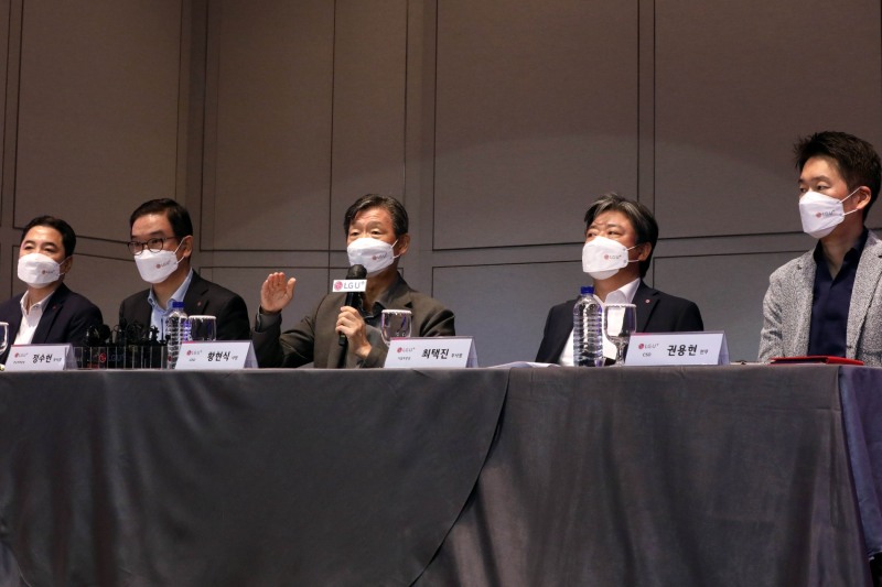 (왼쪽부터) 이상엽 CTO 전무, 정수헌 Consumer부문장 부사장, 황현식 CEO 사장, 최택진 기업부문장 부사장, 권용현 CSO 전무가 기자간담회에서 질문에 답하고 있다. 사진=LG유플러스