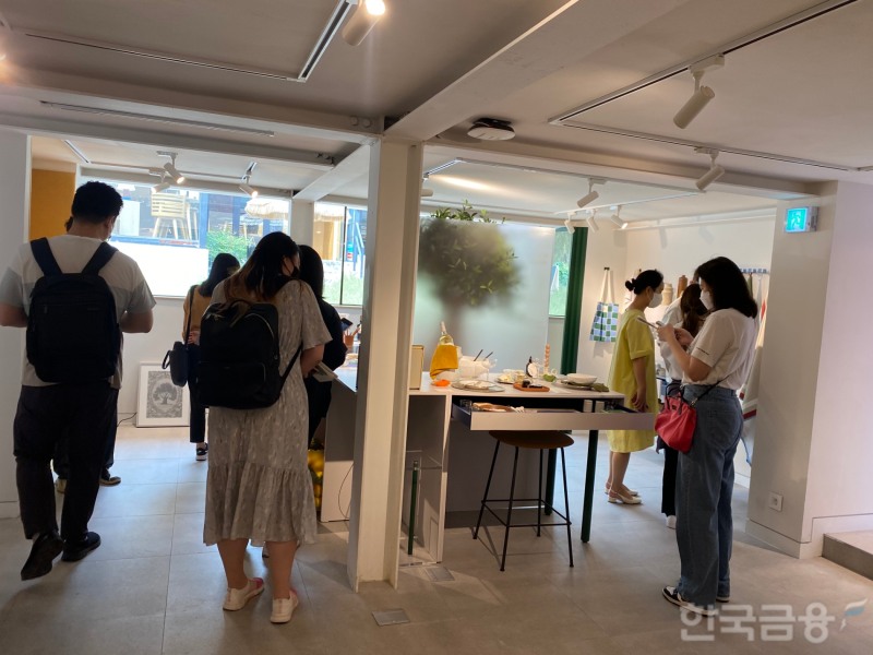 오프컬리 1층을 둘러보고 있는 방문객들 모습./ 사진촬영 = 홍지인 기자