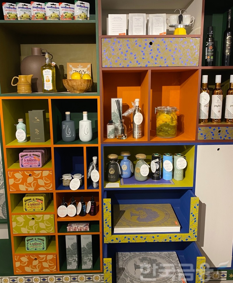 오프컬리는 첫번째 테마 ‘지중해 겟어웨이’에 맞춰 내부를 장식해뒀다./ 사진촬영 = 홍지인 기자