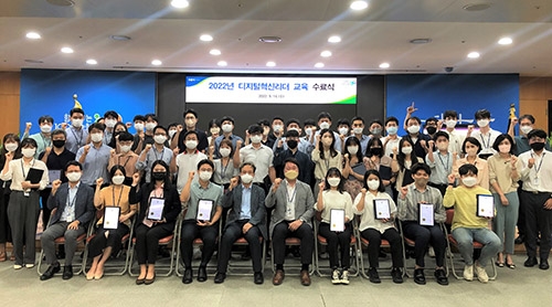 ▲ 앞줄 왼쪽에서 여섯 번째 지우호 실장