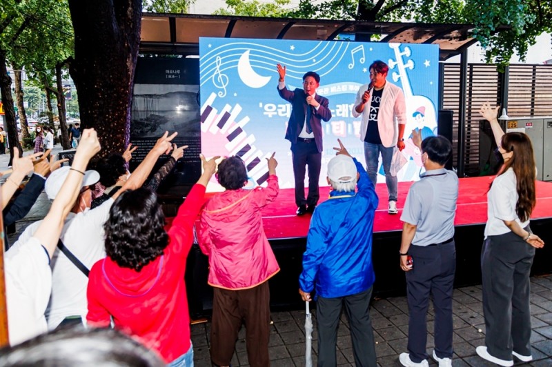 박강수 마포구청장이 9월16일 마포구 ‘홍문관 버스킹 행사’에서 이벤트를 진행하는 모습./사진제공=마포구