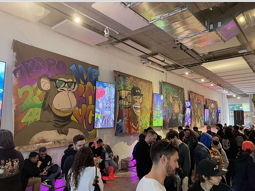 ▲ 작년 10월 뉴욕에서 열린 BAYC가 주최한 ‘BAYC Ape Fest’에서 BAYC NFT 홀더들이 참여하고 있는 모습.