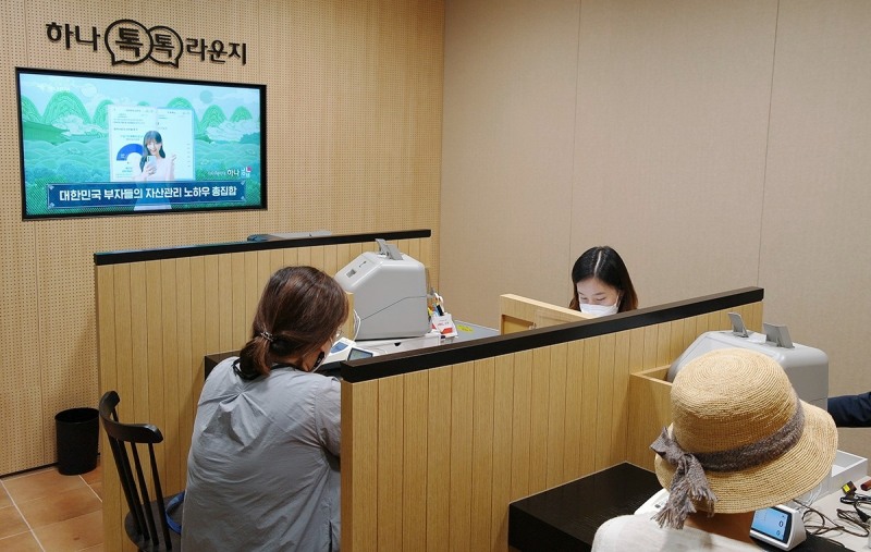 하나은행은 지점 폐쇄에 따른 손님 불편을 최소화하기 위해 신개념 점포 ‘하나 톡톡 라운지’를 개점했다. / 사진제공=하나은행