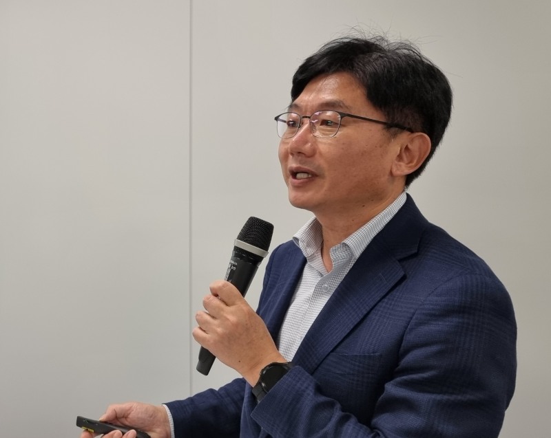 김형남 삼성전자 DX 글로벌CS센터장 부사장이 DX 부문 제품환경전략 추진과제를 소개하고 있다. 사진=삼성전자