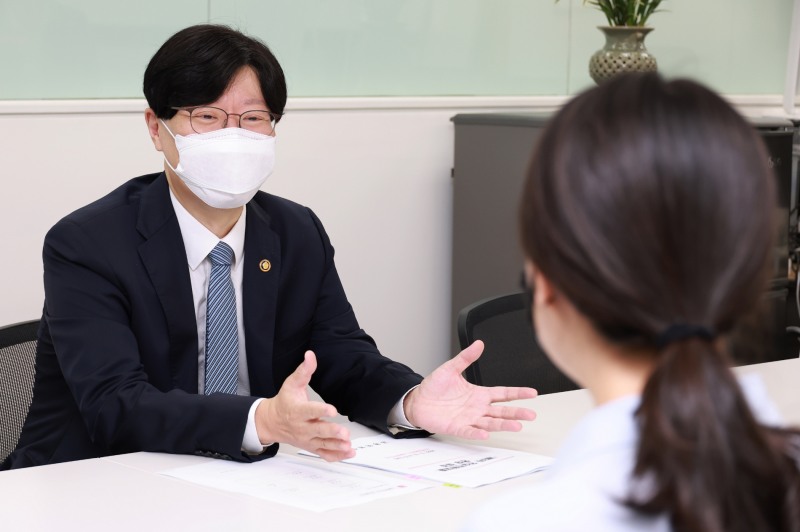 김소영 금융위원회 부위원장이 19일 오전 서울 세종대로 주택금융공사 서울중부지사에 방문해 안심전환대출 신청·접수 현황과 향후 계획을 점검 후 현장 직원들의 애로사항을 청취 및 격려했다./사진=금융위원회(2022.09.19)