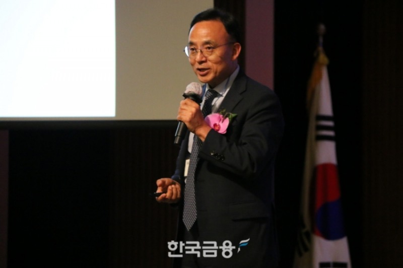 김영익 서강대학교 경제대학원 교수가 20일 서울 중구 대한상공회의소에서 열린 ‘2022 한국금융투자포럼’ 발제자로 나서 ‘주식시장 위기인가 기회인가? 기회를 대비한 자산배분 전략’이라는 주제로 발표하고 있다. /사진제공=한국금융신문