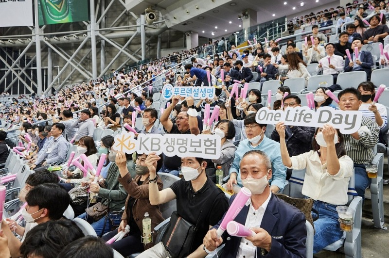 지난 20 일 화 서울 고척 스카이돔에서 열린 키움 히어로즈와 삼성 라이온즈 프로야구 경기에서KB 금융지주 윤종규 회장과 KB 생명 푸르덴셜생명 임직원들이 함께 열띤 응원을 펼치고 있다./사진제공=KB생보