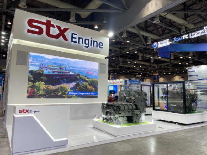 STX엔진이 오늘(21일)부터 일산 킨텍스에서 열리고 있는 ‘대한민국방위사업전 2022(DX KOREA 2022)’에서 K9 자주포 1000마력 개발 엔진, K1A2 전차 성능 개량용 개발 엔진(1360마력)을 선보였다. 사진=STX엔진.