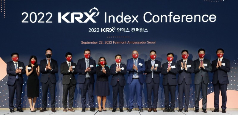 한국거래소(KRX)는 23일 오후 서울 여의도 페어몬트 앰버서더 호텔에서 '2022 KRX 인덱스 콘퍼런스'를 개최했다. (왼쪽 일곱번째부터) 양태영 한국거래소 부이사장, 샤블아지(Charbel Azzi) S&P DJI 아시아대표. / 사진제공= 한국거래소(2022.09.23)
