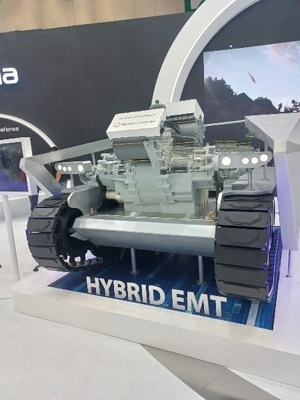 ▲ 한화디펜스는 지난 21일부터 25일까지 열린 ‘대한민국방위사업전 2022(DX KOREA 2022)’에서 수소 연료전지를 활용한 장갑차 모형을 전시했다.