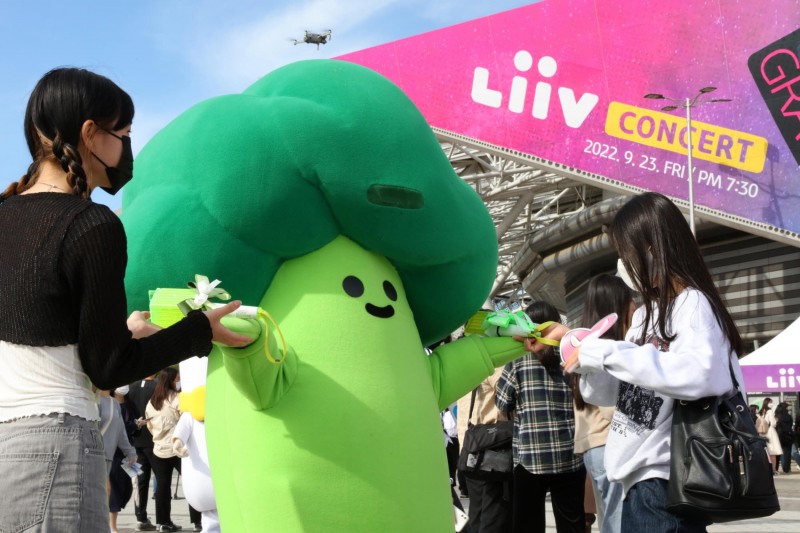 국민은행은 지난 23일 서울 올림픽공원 체조경기장(KSPO DOME)에서 1만여 명의 고객을 초청해 2022 리브 콘서트를 개최했다. / 사진제공=국민은행