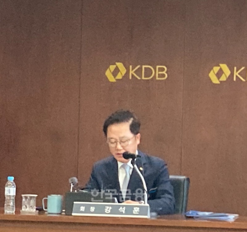 지난달 26일 대우조선해양 매각에 대해서 말하는 강석훈 산업은행 회장. 사진=김관주기자