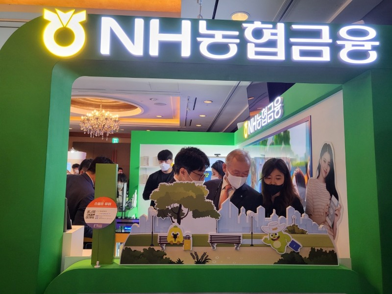정영채 NH투자증권 대표(사진 가운데)가 28일 서울 소공동 롯데호텔에서 금융위원회 주최로 열린 '코리아 핀테크 위크 2022' 농협금융그룹 부스에서 서비스를 체험해 보고 있다. / 사진= 한국금융신문(2022.09.28)