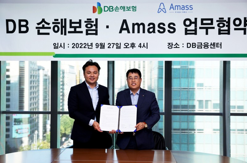 DB손해보험 이범욱 부사장(오른쪽)과 어메스 박원재 대표(왼쪽)가 업무협약을 맺고 기념촬영을 하고있다./사진제공=DB손해보험