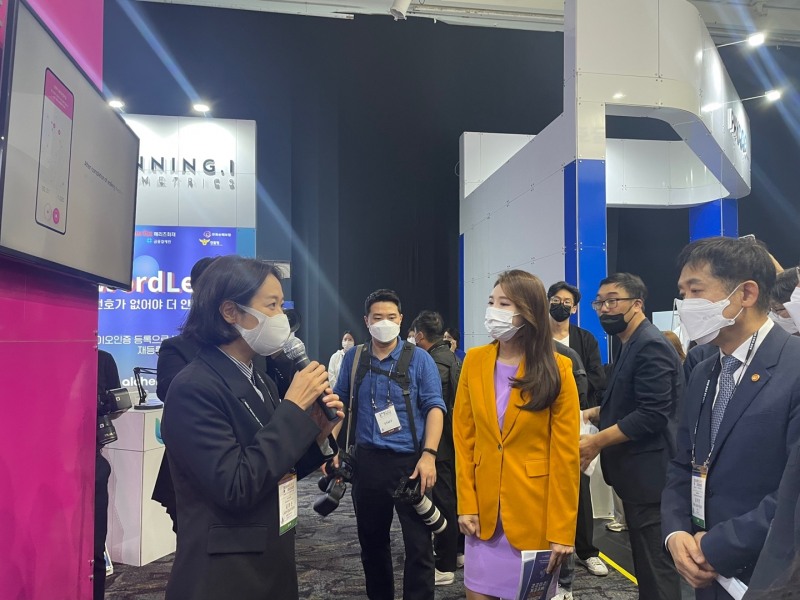 김정은 스몰티켓 대표가 김주현 금융위원장에 자사 서비스를 소개하고 있다./사진=전하경 기자