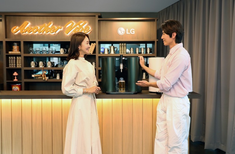 LG전자 모델이 서울시 서초구에 위치한 어나더바이브 양재천길에서 프리미엄 수제맥주제조기 'LG 홈브루 오브제컬렉션'을 체험하고 있다. 사진=LG전자