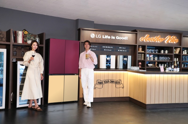 LG전자 모델이 서울시 서초구에 위치한 어나더바이브 양재천길에서 냉장고의 색상과 분위기를 바꾸는 'LG 디오스 오브제컬렉션 무드업(사진 가운데)'을 비롯해 프리미엄 수제맥주제조기 'LG 홈브루 오브제컬렉션(오른쪽)', 'LG 디오스 오브제컬렉션 와인셀러' 등을 체험하고 있다. 사진=LG전자