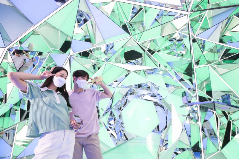 영등포 타임스퀘어 갤럭시 스튜디오 런웨이 존에서 방문객들이 '갤럭시 Z 플립4'의 플렉스 캠으로 나만의 각을 살린 화보를 촬영하고 있다. 사진=삼성전자