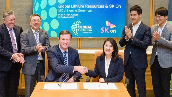 류진숙 SK온 전략담당(오른쪽 세번째)과 론 미첼 글로벌 리튬 매니징 디렉터(네번째)가 28일 오후 호주 퍼스시에서 양해 각서를 체결하고 있다. 사진=글로벌 리튬.