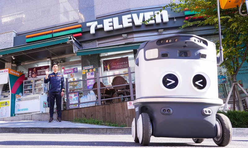 28일 세븐일레븐이 서울 방배동 일대를 중심으로 로봇 배송 서비스 실현을 위한 2단계 실증 프로젝트를 시작했다./사진제공=세븐일레븐