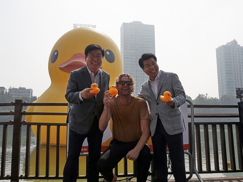 29일 오전 '러버덕 프로젝트 서울 2022' 오프닝 기념식에 참석한 (왼쪽부터)류제돈 롯데물산 대표이사, 플로렌타인 호프만 작가, 서강석 송파구청장이 기념사진 촬영을 하고 있다./ 사진제공 = 롯데물산