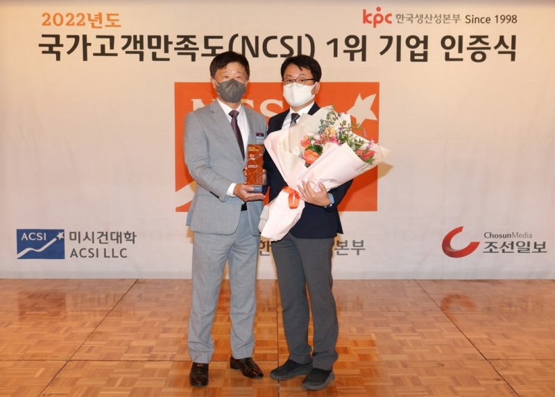 2022 국가고객만족도 1위 기업 인증식에서 변희성 CJ푸드빌 외식본부 본부장(우)이 수상 후 기념 촬영을 하고 있다./사진제공=CJ푸드빌