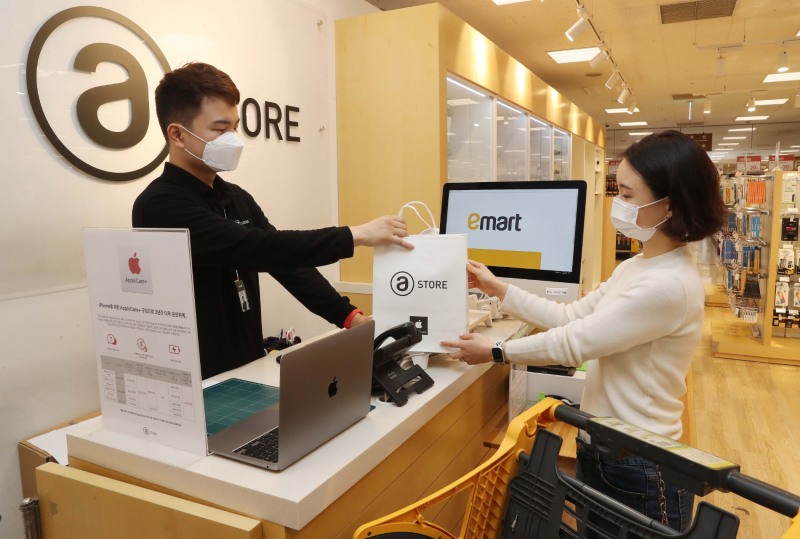 이마트 성수점 내 에이스토어에서 고객이 모바일 기기를 구매중이다./ 사진제공 = 이마트