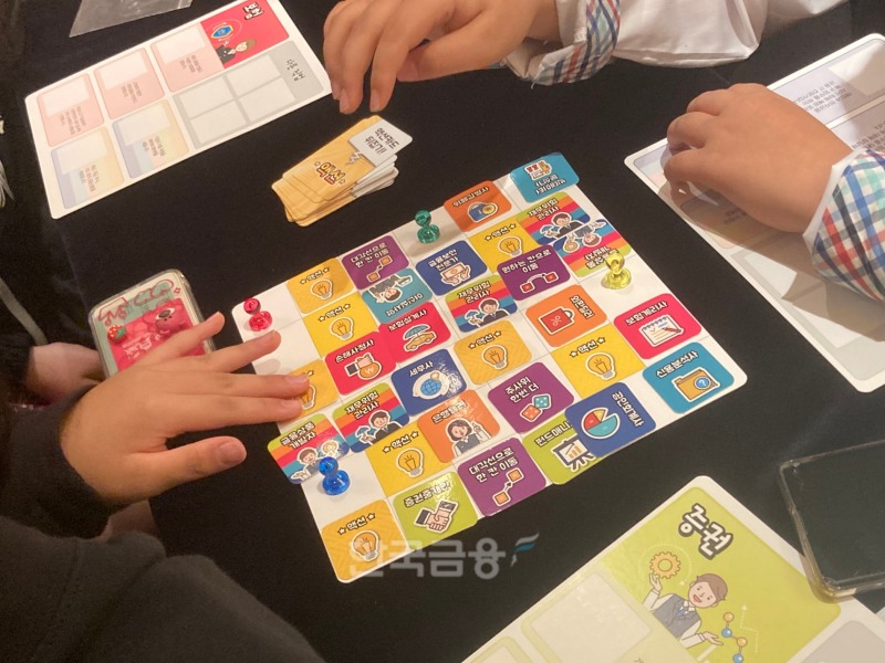 은행연합회가 ‘코리아 핀테크 위크 2022’에서 청소년들을 대상으로 보드게임 ‘잡아라! 직업’을 진행했다. / 사진=김관주기자