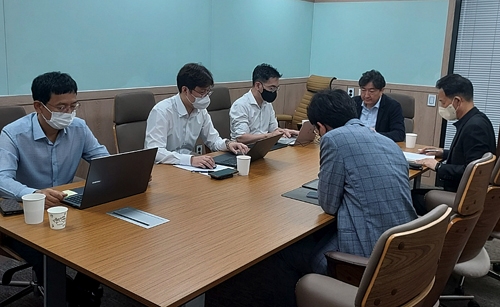 ▲ 서민 인슈로보 대표(가운데)가 직원들과 회의를 하고 있다. 사진 = 인슈로보