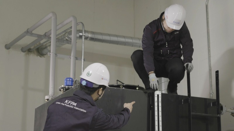 화재보험협회 직원이 안전점검을 하고 있는 모습./사진=화재보험협회