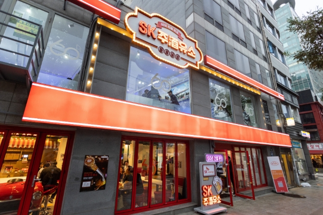 SK이노베이션(부회장 김준)의 석유사업 자회사 SK에너지(대표이사 조경목)가 SK이노베이션 창사 60주년을 기념하는 팝업스토어 ‘SK 주(酒)유소’를 서울 청계천변에 선보인다. 사진=SK이노베이션.