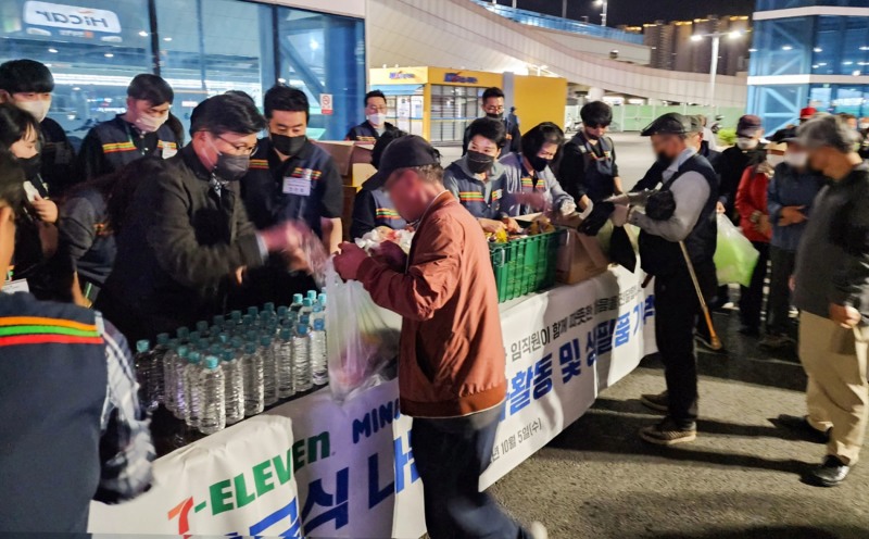 세븐일레븐이 대전지역 소외 이웃을 위해 따뜻한 식사를 나눴다./사진제공=세븐일레븐